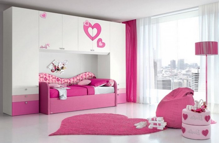 großer weißer schrank mit rosa herzen, jugendzimmer mädchen modern, teppich in form von herzen