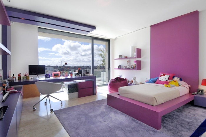 großer lila teppich, deko jugendzimmer, einrichtung in rosa, lila und weiß