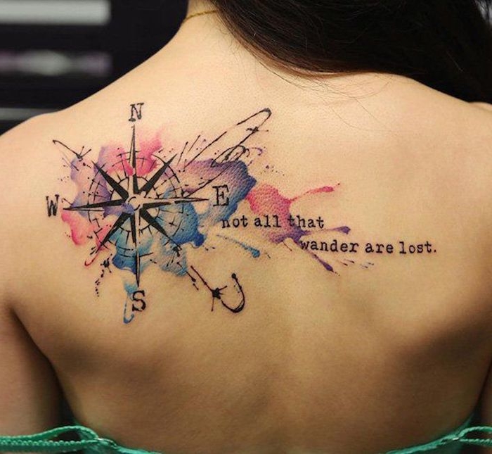 eine junge frau mit einer kette und mit einem watercolor tattoo compass, schriftarten tattoos für frauen, ein rücken tattoo aquarell