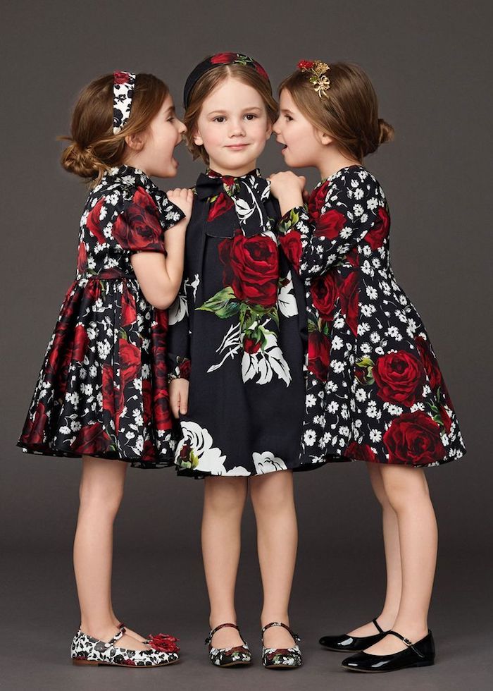Kinderfrisuren und Outfits für besondere Anlässe, schwarze Kleider mit Blumenmuster, elegante Dutt Frisuren