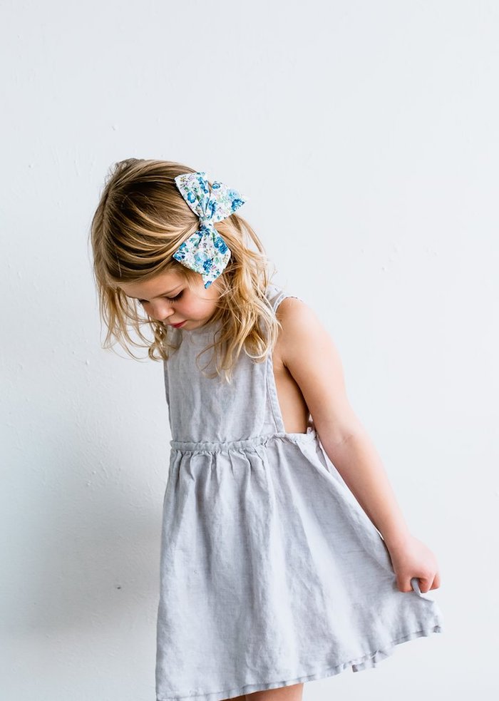 Weißes Sommerkleid für Mädchen, Schleife mit Blumenmuster, lange dunkelblonde Haare