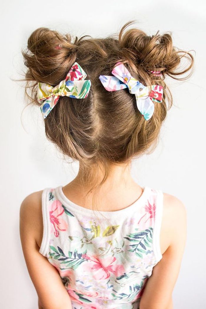 Double Bun mit bunten Schleifen, tolle Kinderfrisur, weißes Top mit Blumenmuster, lange hellbraune Haare