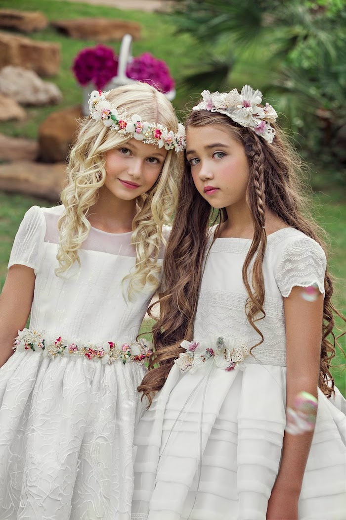 Kinderfrisuren für besondere Anlässe, offene lange Haare, Haarkranz mit Blüten, weiße elegante Kleider, Frisuren und Outfits für Brautjungfern