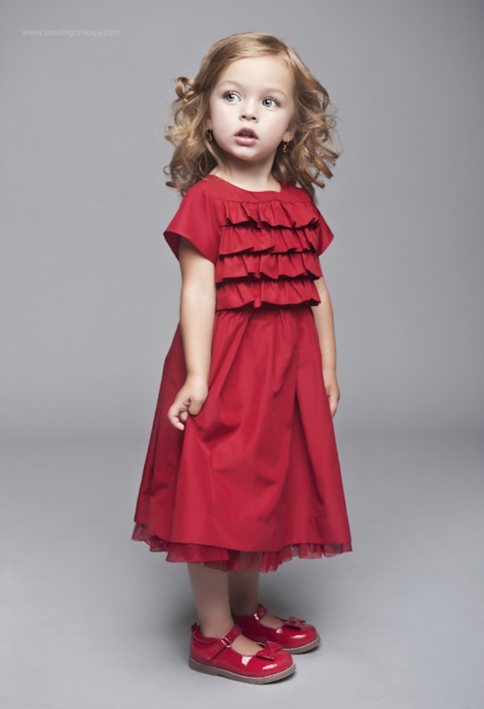 Frisuren und Outfits für Mädchen, rotes langes Kleid mit Tüll und kurzen Ärmeln, rote Schuhe, dunkelblonde wellige Haare