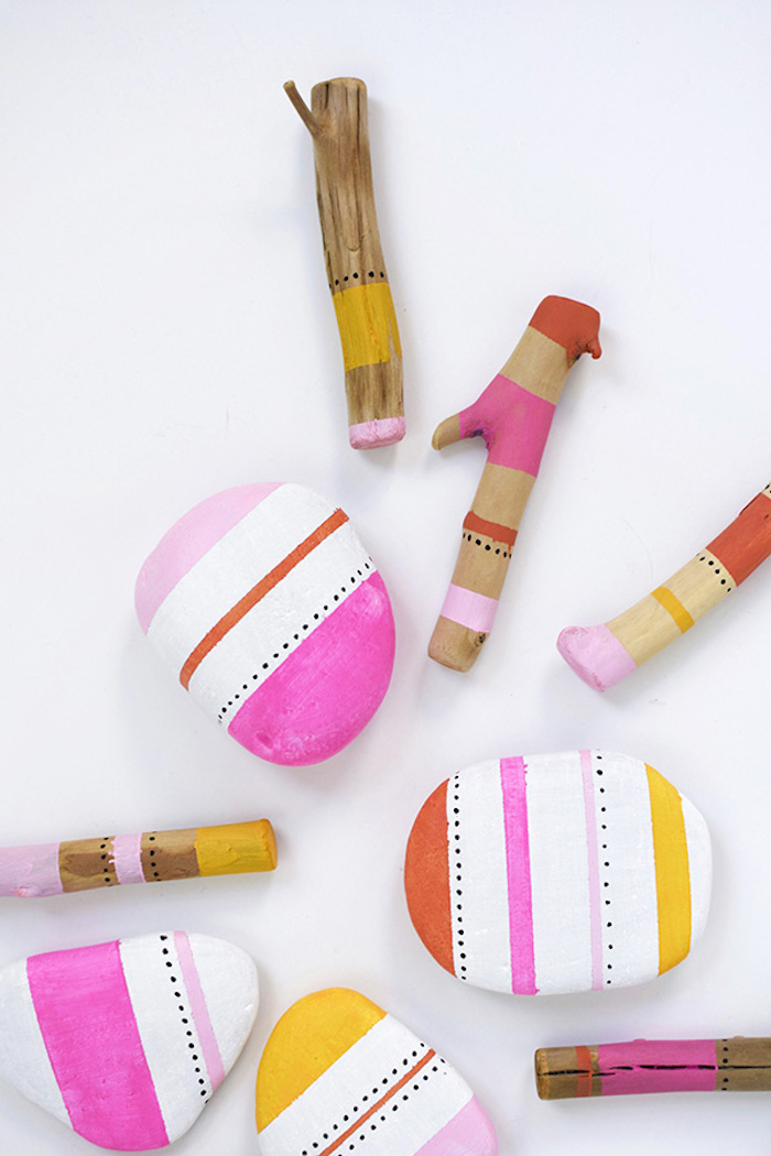 Kleine Steine und Stäbchen mit bunten Farben dekorieren, Bastelideen für Kinder und Erwachsene