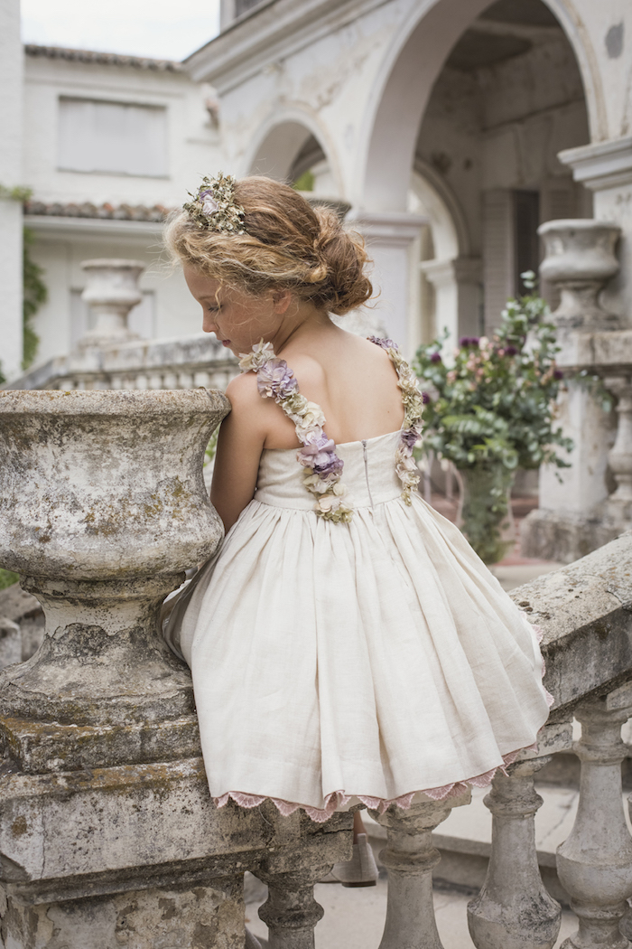 Weißes Kleid mit Blumen Applikationen, niedriger Bun, Blumen im Haar, Frisuren für Brautjungfern