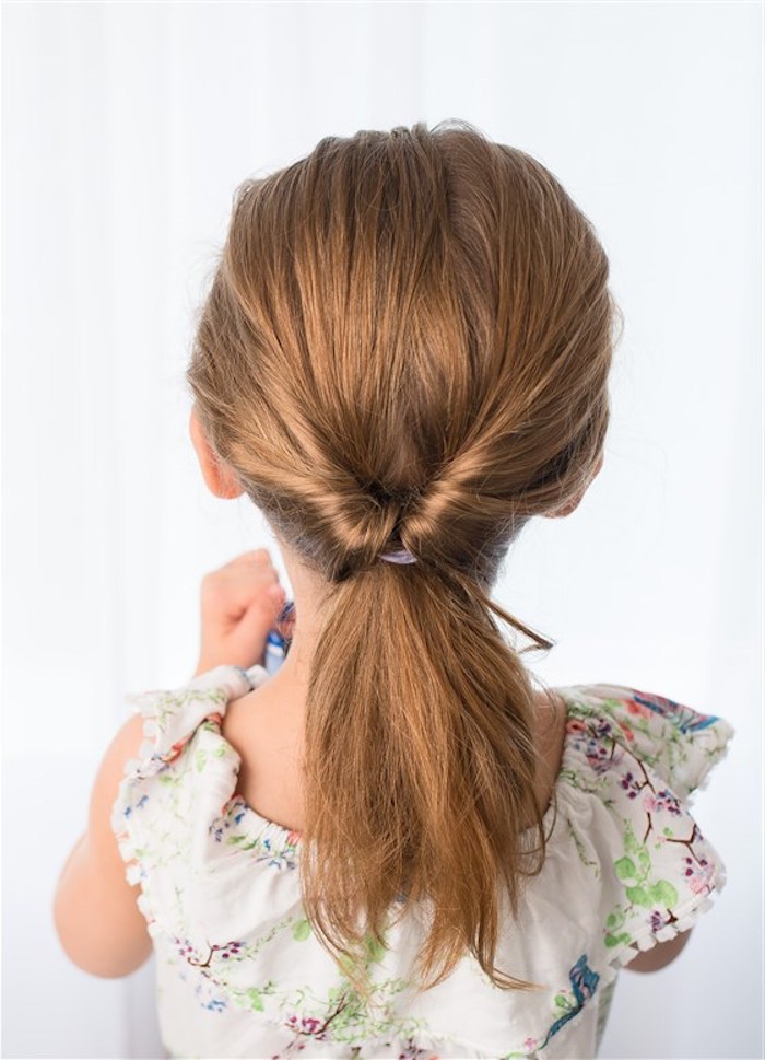 Schöne Frisur für lange und mittellange Haare, hellbraune Haare, weiße Bluse mit Blumenmuster