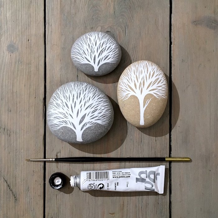 Kleine Steine mit weißer Farbe bemalen, Bäume zeichnen, schöne DIY Idee
