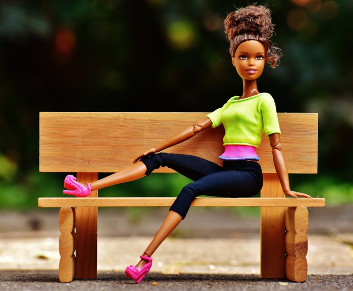 frisuren feines haar, eine barbie sitzt auf dem bank, sportlich angezogen, rosarote absatzschuhe, nur puppen sind perfekt
