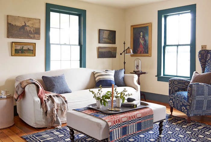 wohnzimmer deko ideen, beiges sofa mit blauen dekorationen, kissen, tischdecke blau und rot, sessel in blau