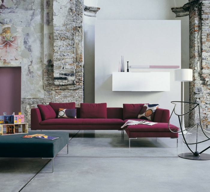 ein Bordeauxrot Sofa, welche Farbe passt zu Bordeauxrot, weiße Wände im Altbau
