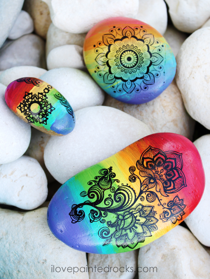 Mandala Steine, Mandala Blume mit schwarzer Farbe zeichnen, Regenbogen Steine