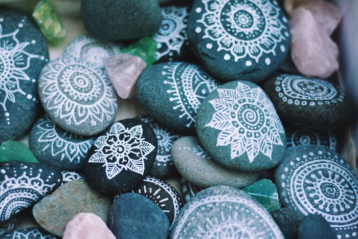 Schöne Mandala Steine, mit weißer Farbe dekorieren, DIY Deko für Zuhause
