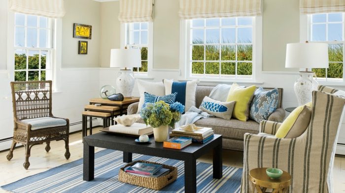 moderne landhausstil wohnzimmer deko idee, krasse farben von der einrichtung und deko, gelb, grün, blau kontrast auf dem beigen hintergrund