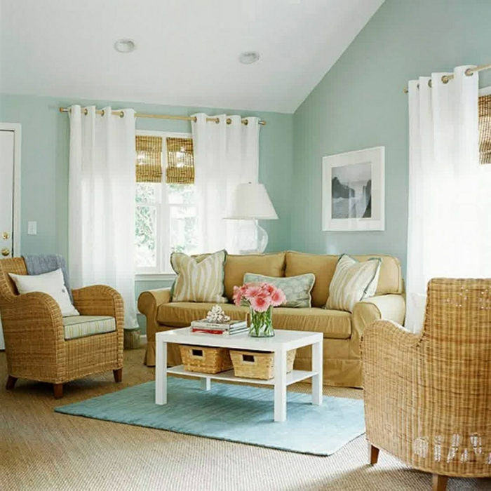 wohnzimmer ideen modern, rattanmöbel sofa und zwei sessel, kleiner weißer tisch mit zwei körber darunter, himmelsblaue wände