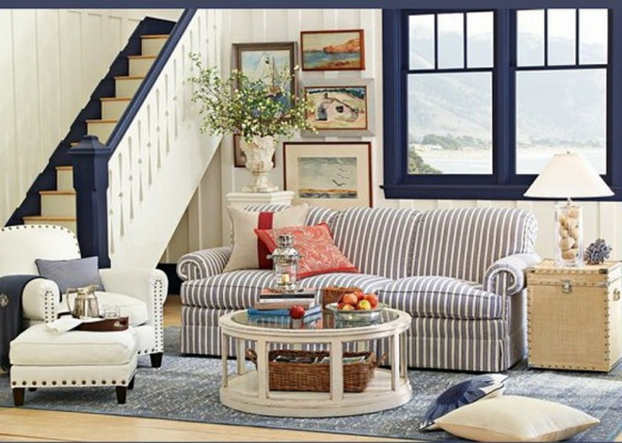 in beige und blau wohnzimmer ideen modern, treppe zum nächsten stock, runder kleiner tisch sofa für drei