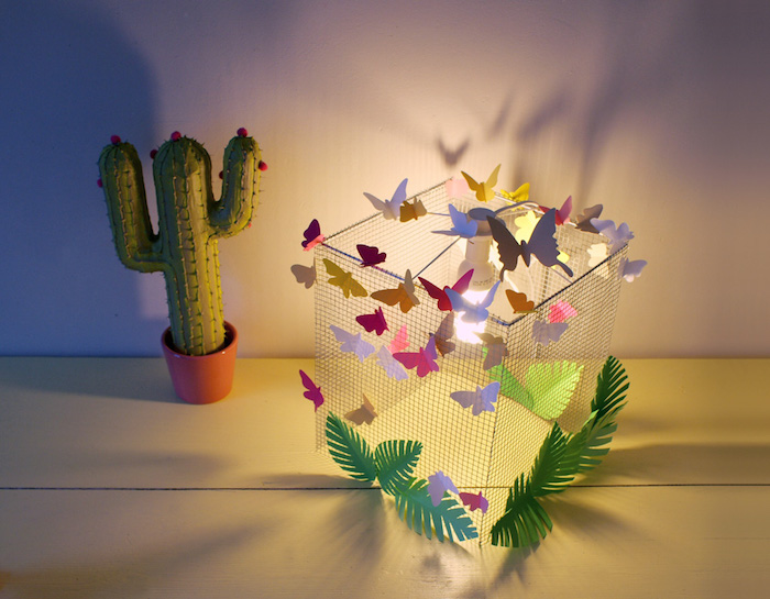 Selbstgemachte Nachttischlampe dekoriert mit Schmetterlingen und Pflanzen aus Papier