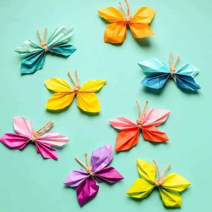 Bunte Schmetterlinge aus Papier selber machen, Bastelidee für Kinder und Erwachsene