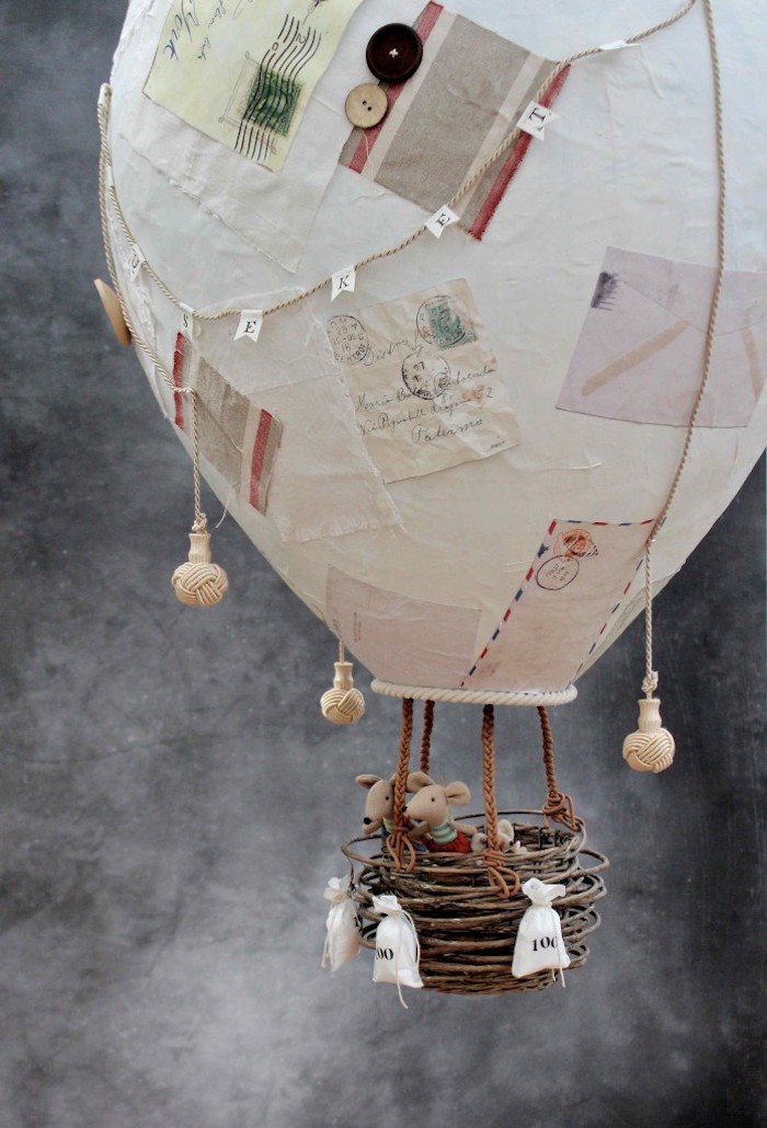 pappmache luftballon, kleine mäuse, säckchen mit sand, briefumschläge in vintage stil