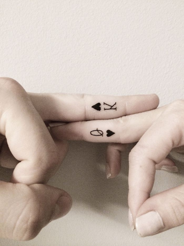 Partner Tattoo, König und Königin, kleine Tattoos an Ringfingern, Paar Tattoos