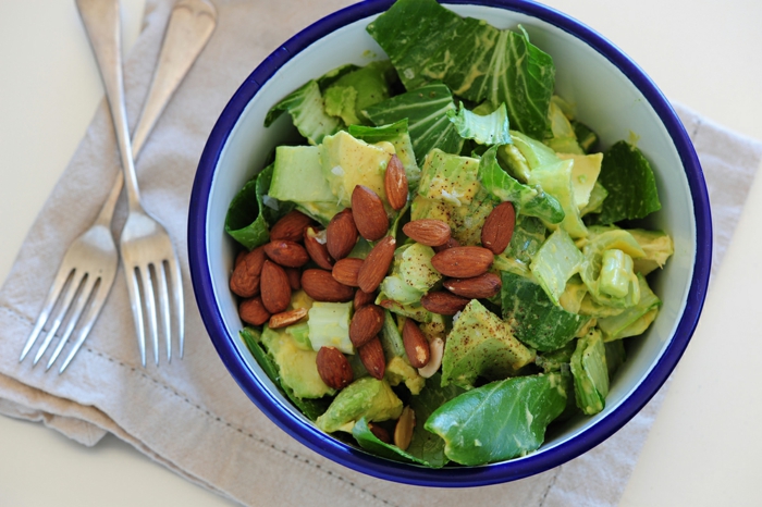 Mandel, grüne Salatblätter, Avocado und Sesam Soße, raffinierte Salate