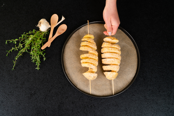 Hasselback-Kartoffeln mit Parmesan, frischem Thymian und Knoblauch, Fingerfood Ideen