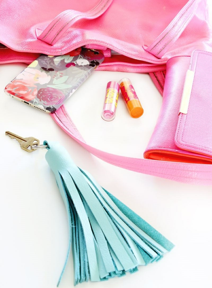 rosa Taschen, blaue Quaste als Schlüsselanhänger DIY Projekt, ganz modern