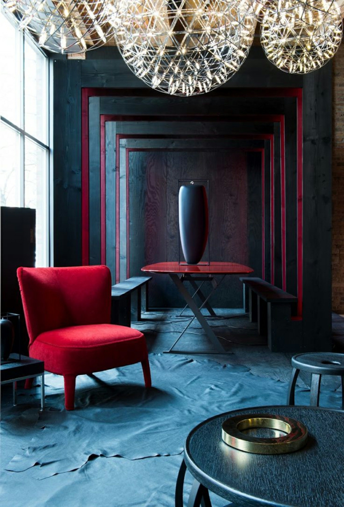 eine Vase in der Mitte, ein roter Sessel, zwei Bänke, welche Farbe passt zu Bordeauxrot