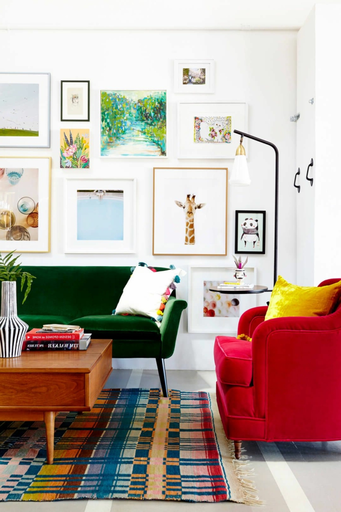 Farben, die zusammenpassen, viele kleine Bilder, bunter Teppich, roter Sessel und grünes Sofa