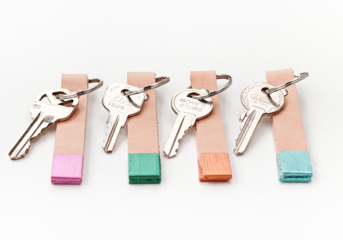 vier DIY Schlüsselanhänger aus Holz mit vier Schlüsseln, bunte Schlüsselanhänger