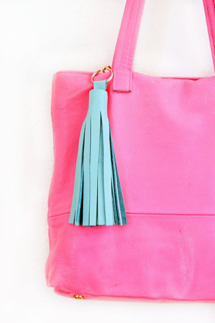 rosa Tasche mit blauen Quaste, Schlüsselanhänger DIY für jeden Tag