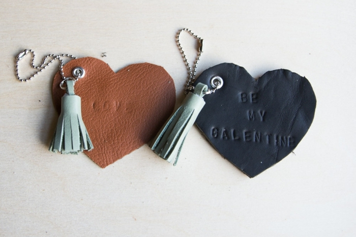 zwei Herzen aus Leder mit Quasten, Geschenke für Valentinstag, DIY Schlüsselanhänger