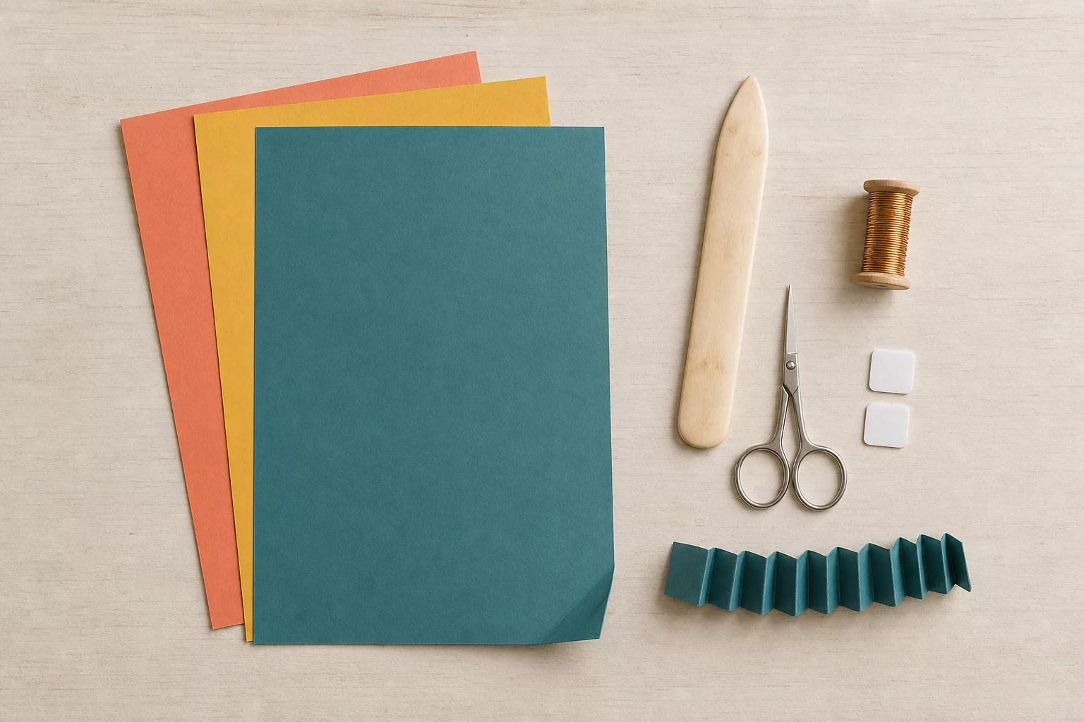Material-Flatlay für Papierschmetterlinge: Tonpapier, Falzbein und Basteldraht