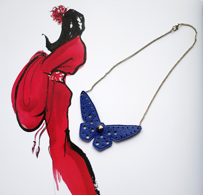 Anhänger aus Leder selber machen, blauer Schmetterling an Halskette