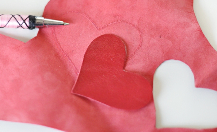dasselbe Herz aus Leder formen, mit einem Kugelschreiber zeichnen, Schlüsselanhänger selber machen 