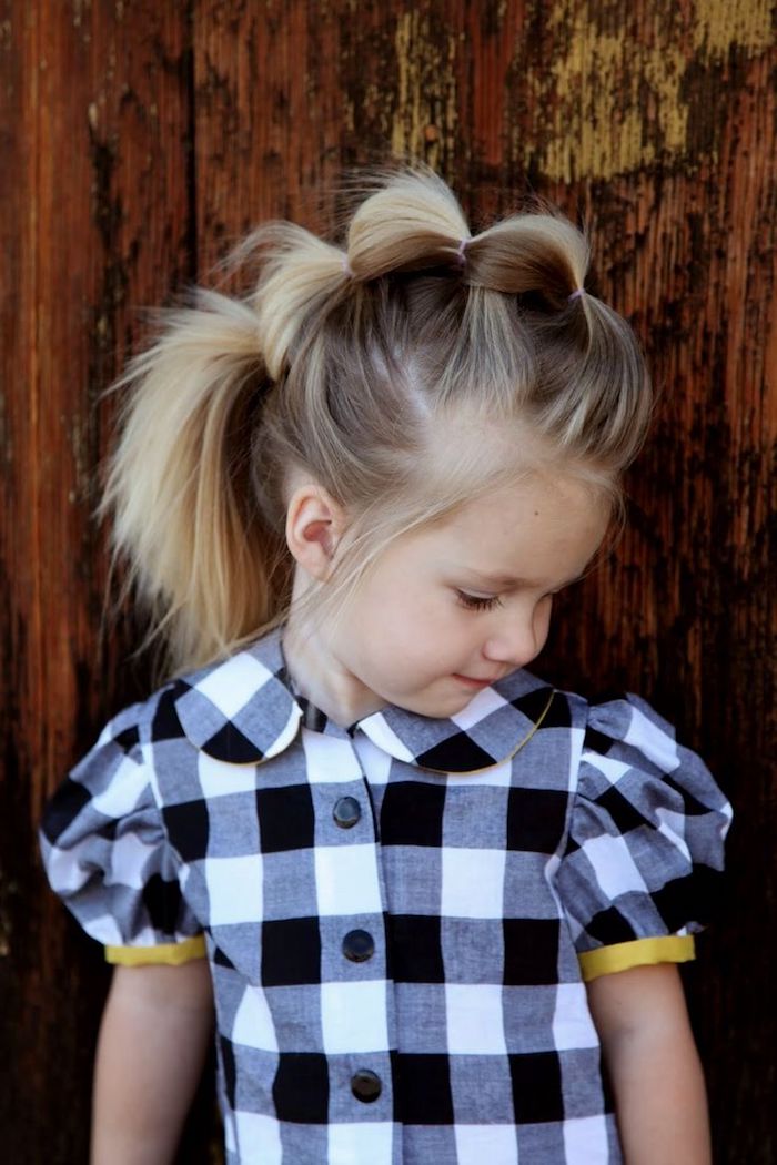 Kinderfrisur für besondere Anlässe, kariertes Hemd mit kurzen Ärmeln, lange blonde Haare