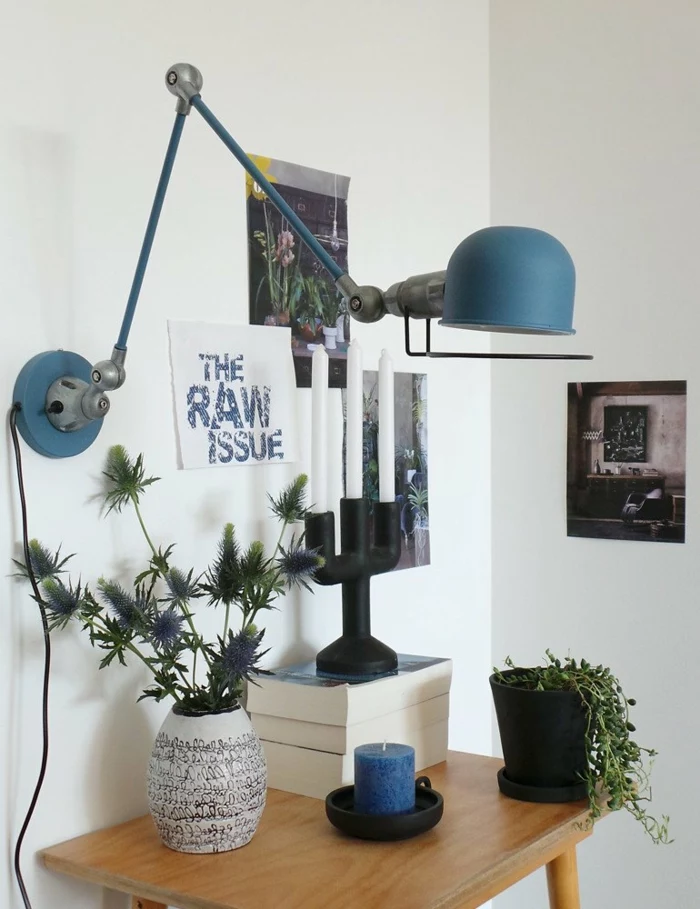 blaue gute Schreibtischlampe, viele Bilder und Pflanzen