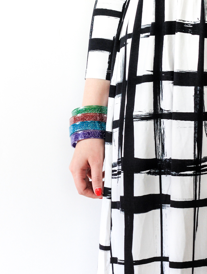 Bunte selbstgemachte Armbänder mit Glitter, DIY Geschenk für Freundin, roter Nagellack, Kleid in Weiß und Schwarz