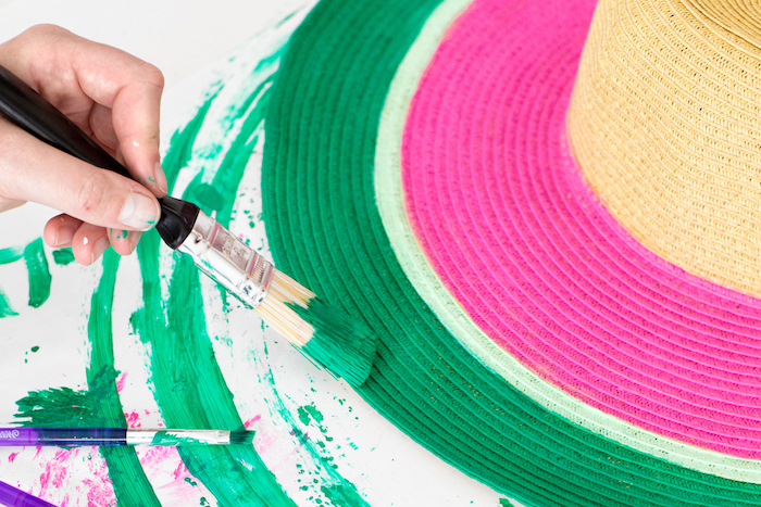 Sommerhut selbst bemalen, mit Textilfarben, Wassermelone Motiv, Idee für selbstgemachtes Geschenk