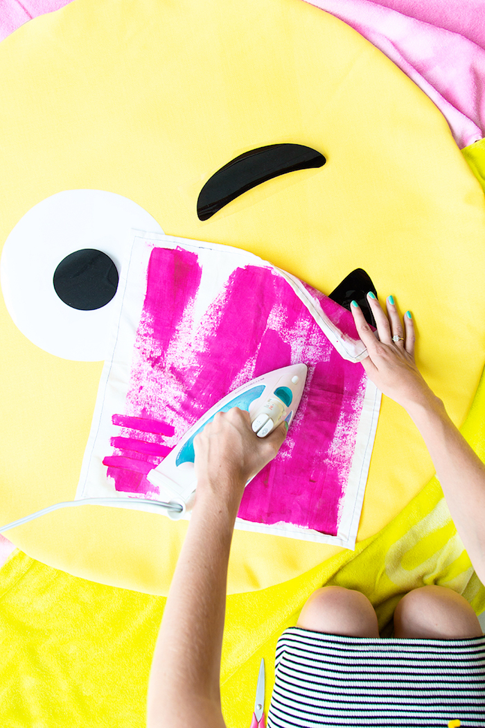 Emoji Kissen selbst gestalten, das Motiv bügeln, DIY Geschenkidee zum 18 Geburtstag