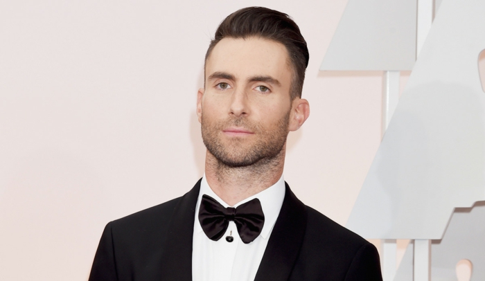 der Vokal von Maroon 5, ein Anzug mit Fliege, schöpfen Sie Inspiration von den Stars