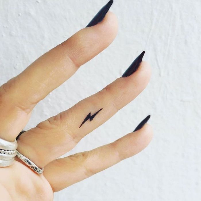 Finger tattoo am bedeutung ring LGBT symbols