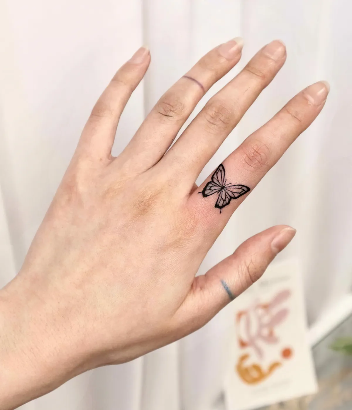 tattoo am finger schmetterling am zeigefinger tattoos für frauen