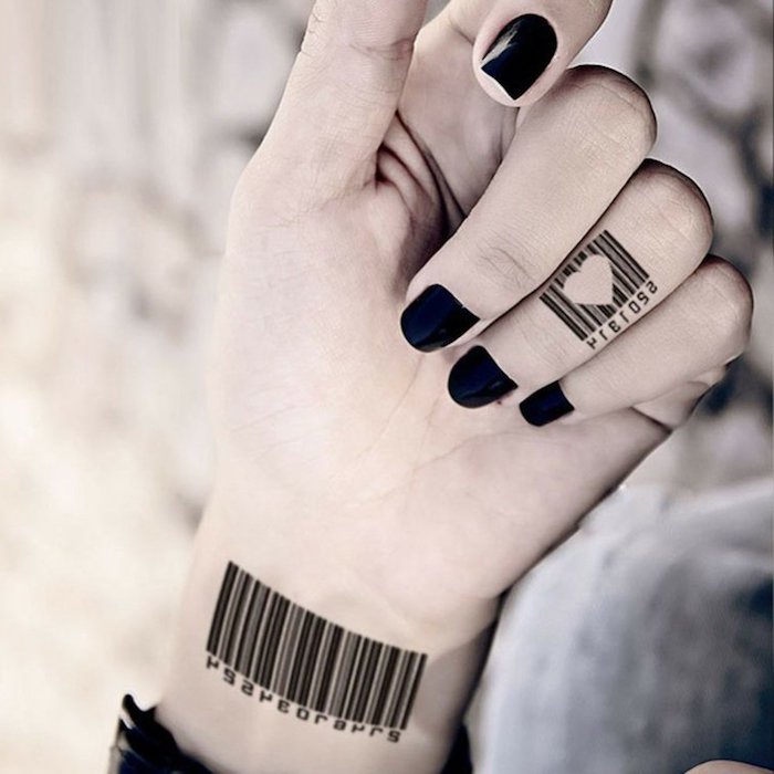 Tattoo am Handgelenk und am Ringfinger, Strichcode Tattoo, schwarzer Nagellack