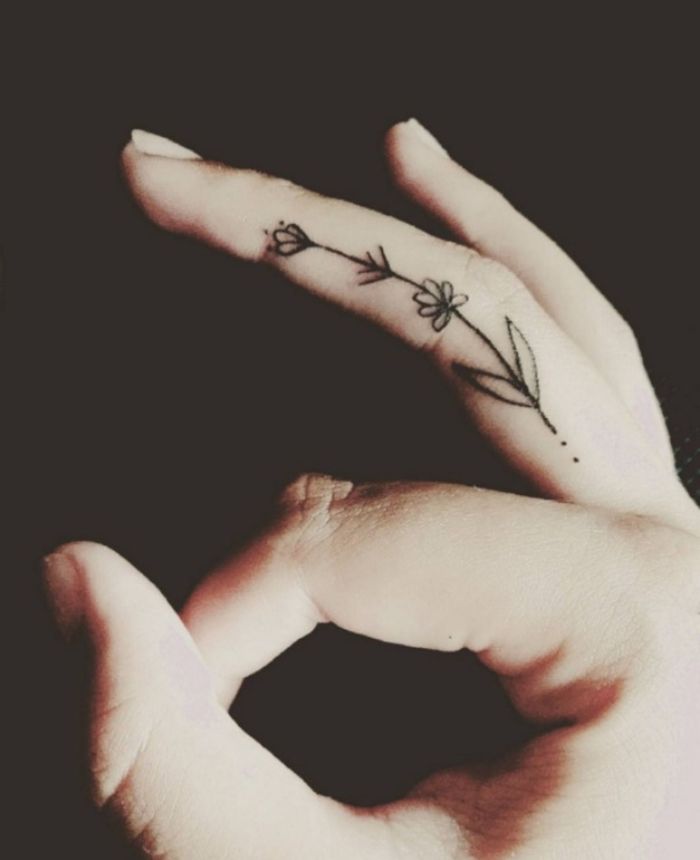 Blumen Tattoo am Ringfinger, kleines schwarzes Tattoo, Tattoo Ideen für Frauen