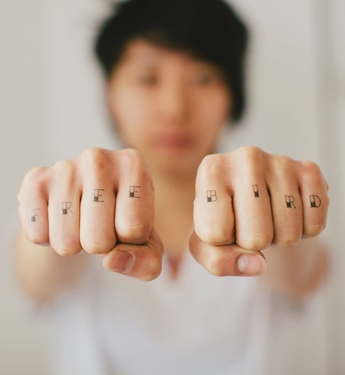 Buchstaben Tattoo an beiden Händen, Free Bird, Ideen für Finger Tattoos