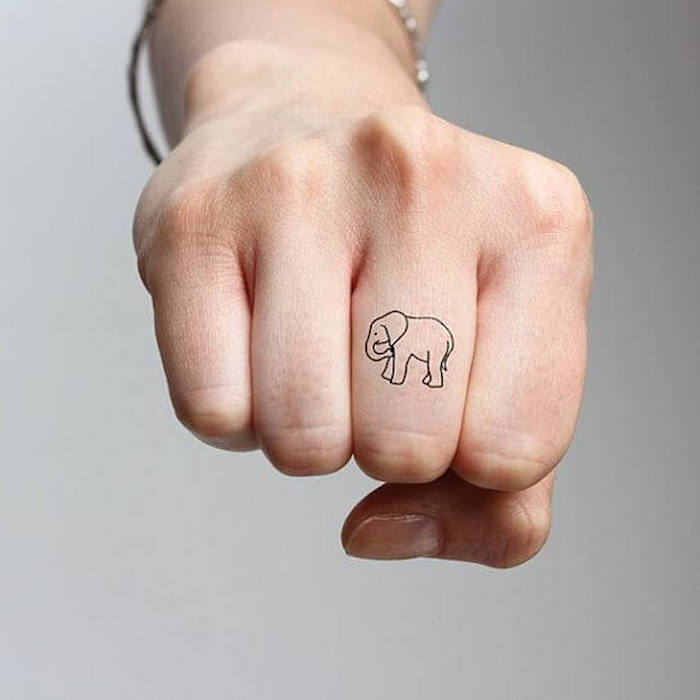 Kleines Elefant Tattoo am Mittelfinger, Tattoo Ideen für Frauen
