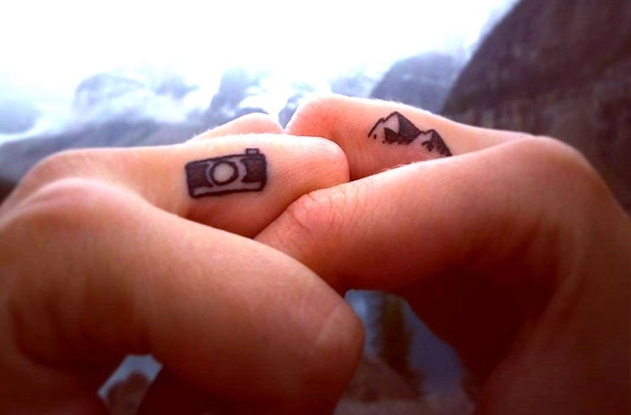 Partner Tattoo, Kamera und Gebirge, Tattoo Ideen für Paare, kleine Finger Tattoos