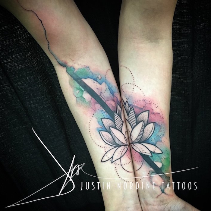 zwei sich ergänzende watercolor tattoos mit einer großen weißen blume, handgelenk tattoo aquarell