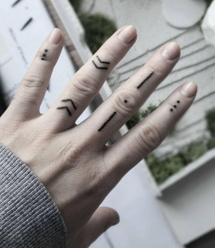 Kleine Tattoo Motive an jedem Finger, Ideen für Hand Tattoos